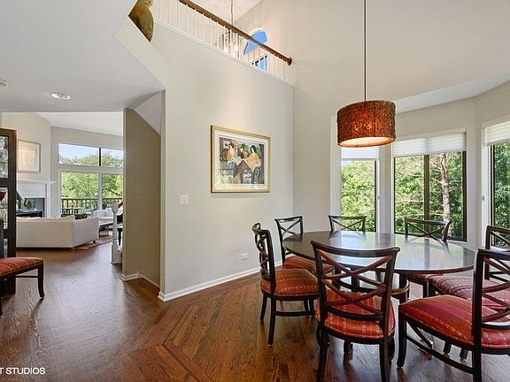 5th image of 537 W White Oak Ln