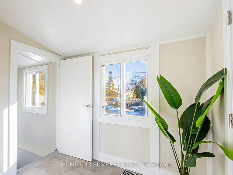 1326 Meredith Ave — Photo 9