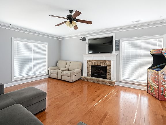 3rd image of 10120 Falcon Crest Dr