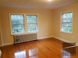 4607 Hanford St, Douglaston, NY 11362