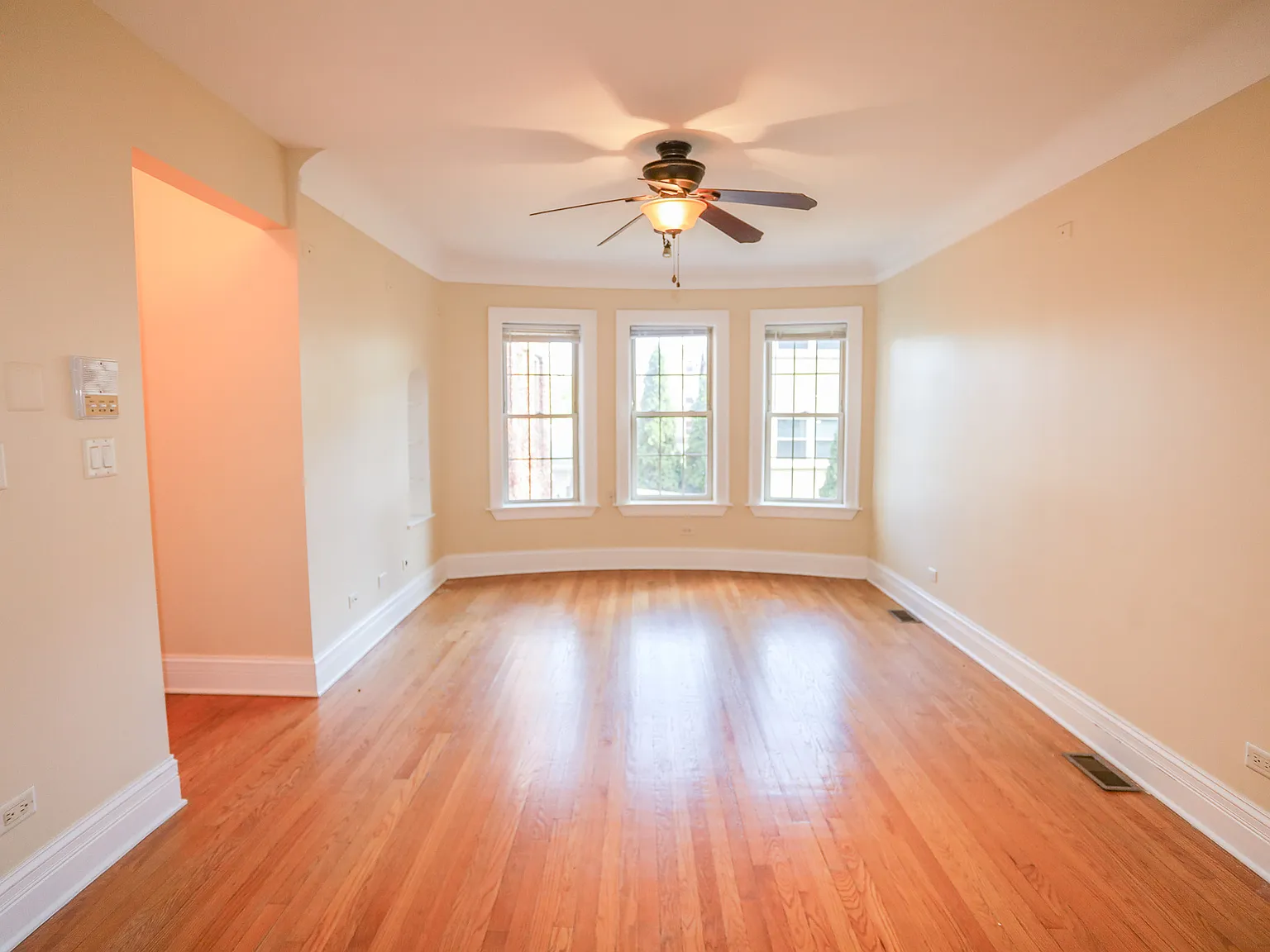 3 bed, 1100 sqft, $3,000 — Photo 4