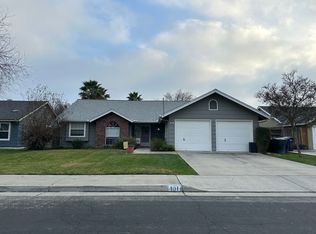 401 Palm Cir, Hanford, CA 93230