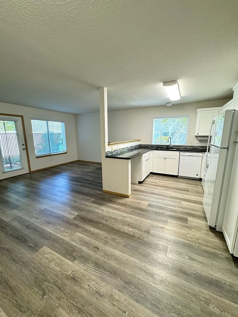 Nicely Renovated 2 Bedroom, 2.5 Bath Townhouse with Garage — Photo 4