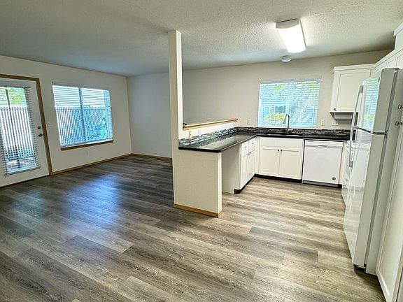 4th image of 15017 SE East Ave