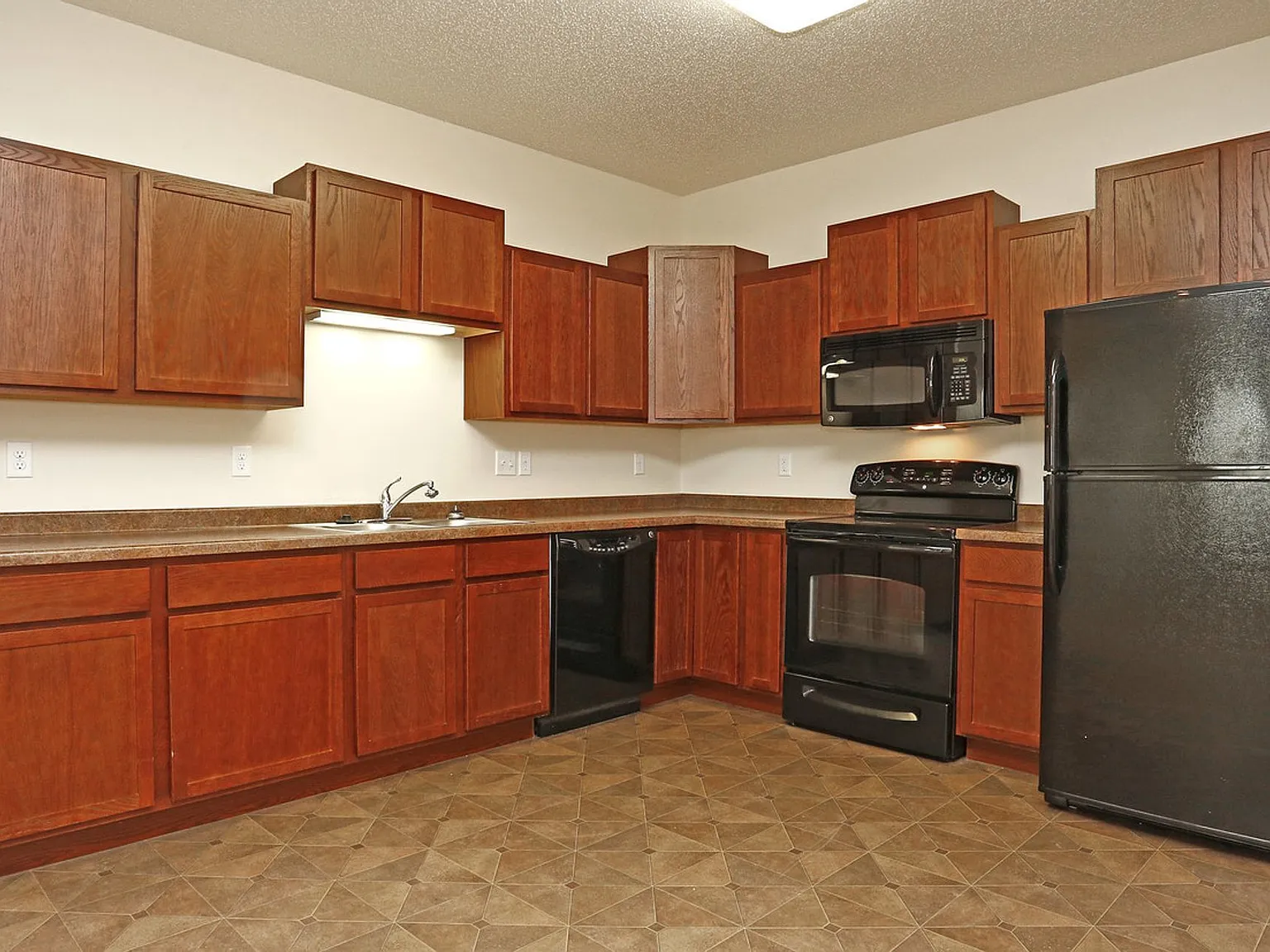 55+ Living at Whispering Creek — Photo 3