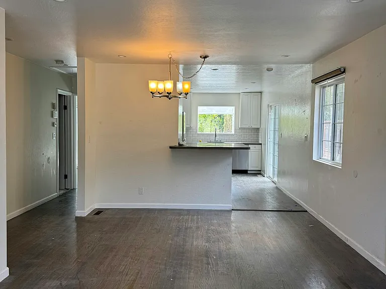 2921 Fleetwood Dr — Photo 4