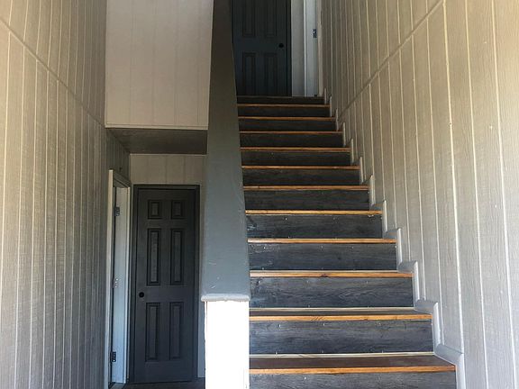 3rd image of 813 Parkview Dr APT D