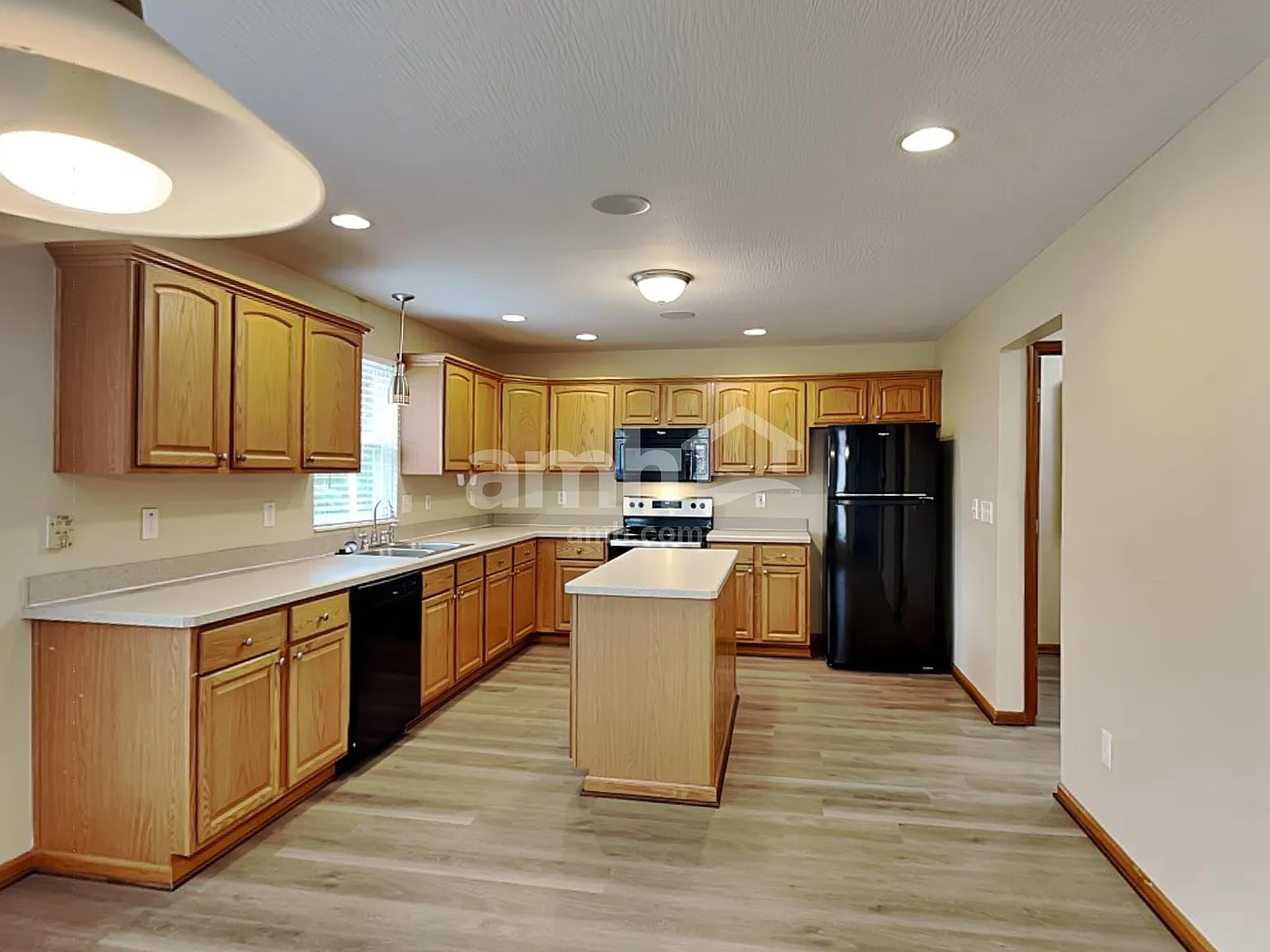 3 bed, 2.5 bath, 1976 sqft, $2,395 — Photo 3
