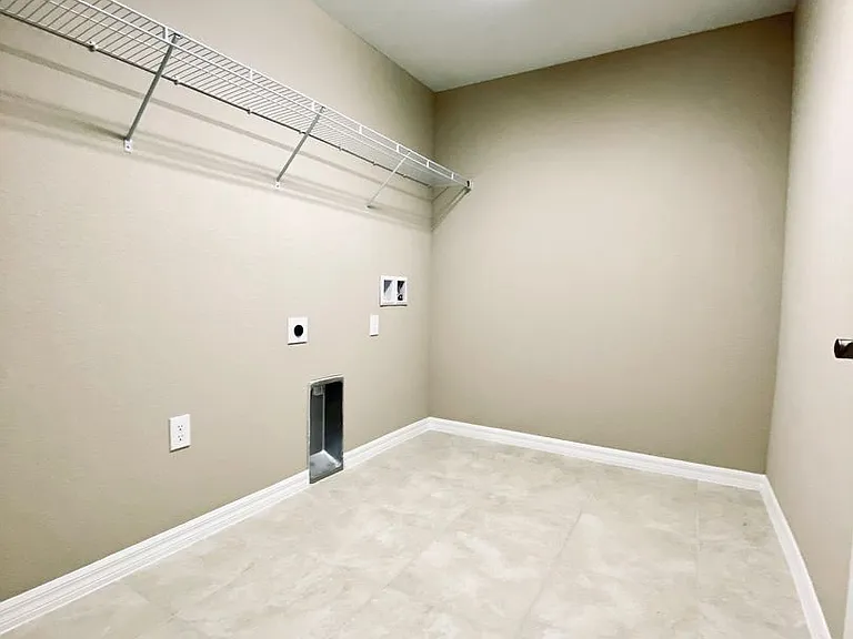 223 Hibiscus St — Photo 5