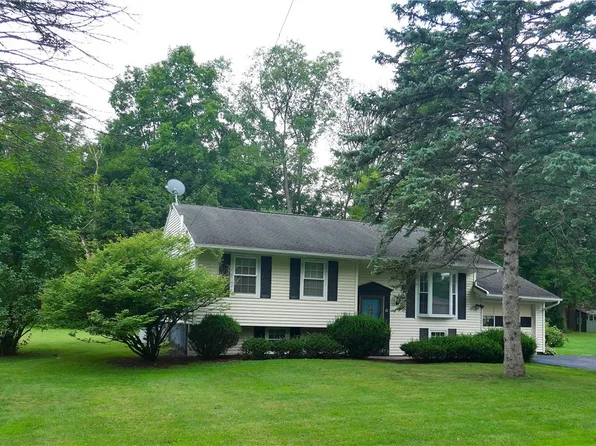 11 University Dr, Clinton, NY 13323