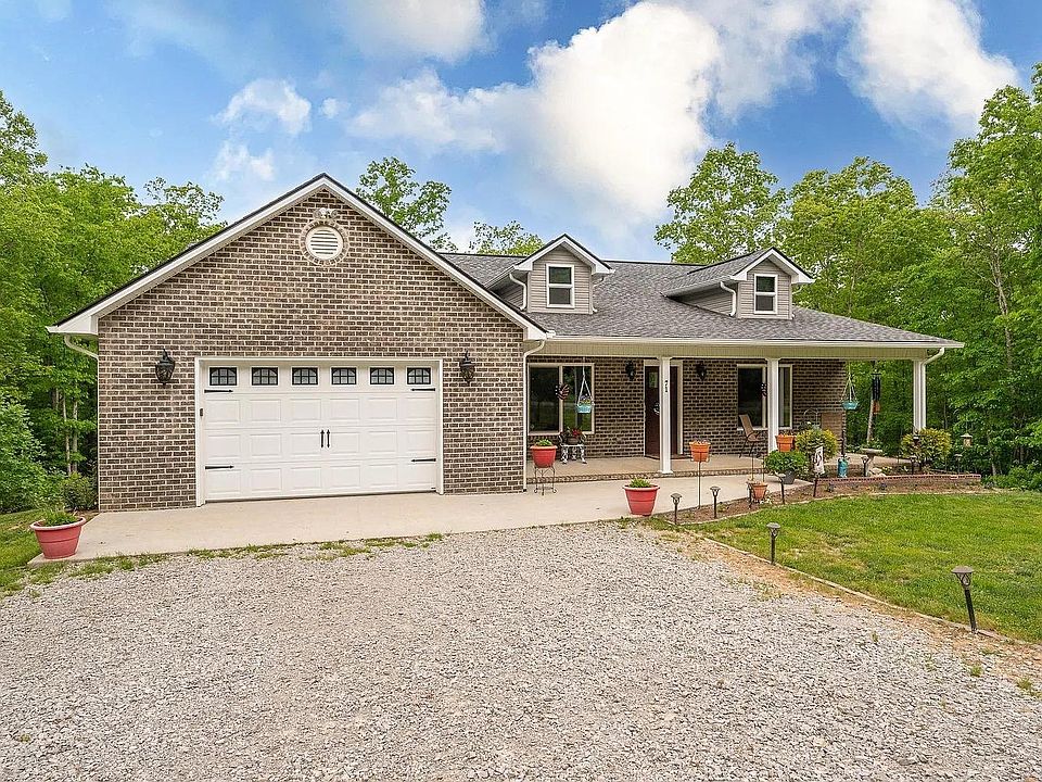 Private lakefront home on 1.5 acres