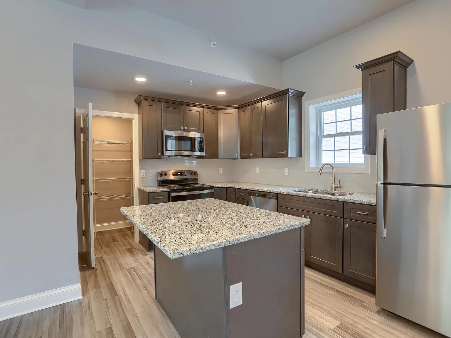 1 bed, 900 sqft, $1,500 — Photo 1