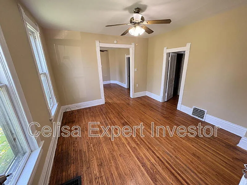 3 bed, 1.0 bath, 986 sqft, $1,050 — Photo 2