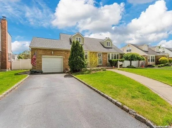 16 Garson Road, Carle Place, NY 11514