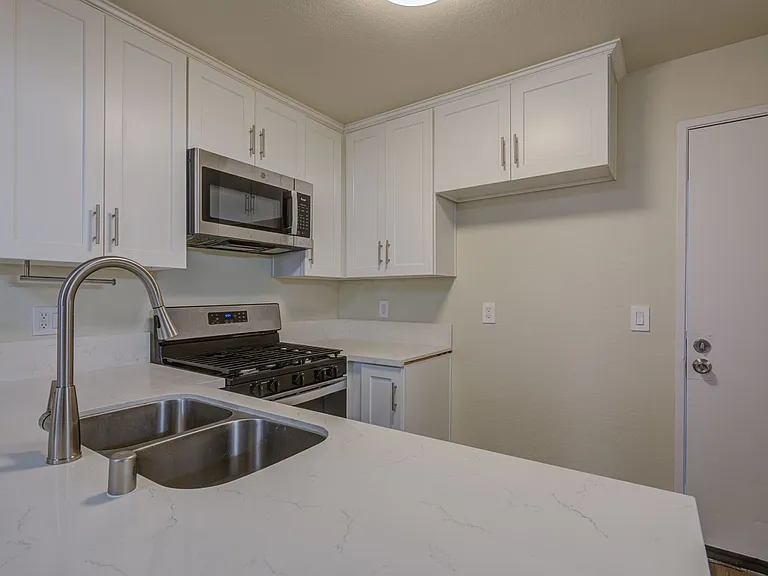 Hoover Street Residences — Photo 4