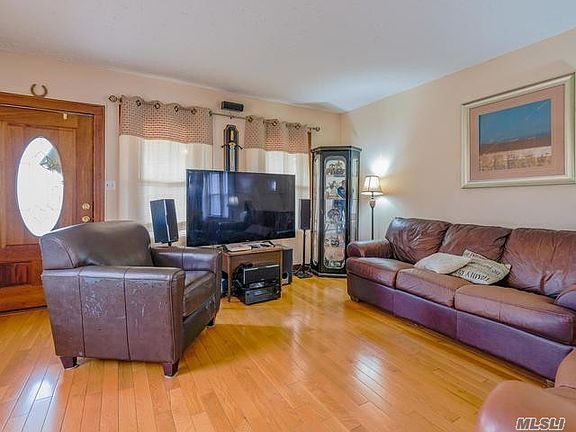 4th image of 458 Louis Ave