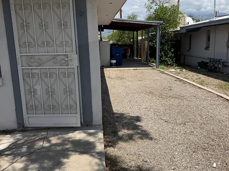 2533 E Water St — Photo 11
