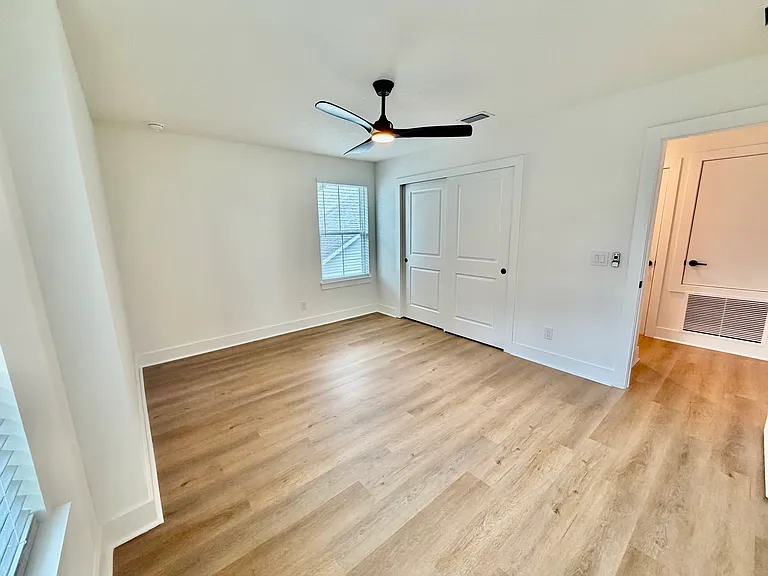 1219 E Esther St — Photo 12
