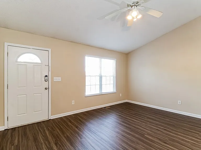 330 W Holt St — Photo 3