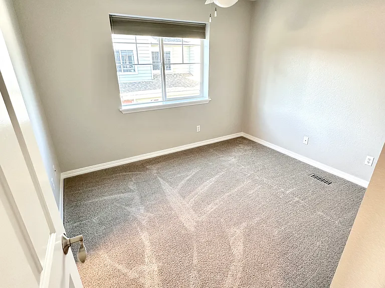 Secondary bedroom.