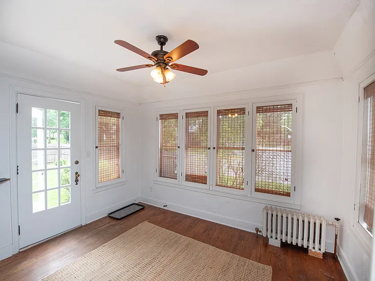 625 Robinson St — Photo 2