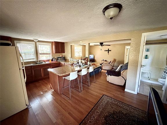 3rd image of 2318 Hibiscus Ave