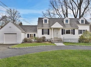 8 W Stevens Ave, Valhalla, NY 10595