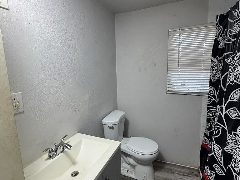 1050 W 8th St — Photo 8