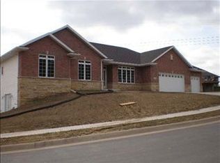 3244 Honeysuckle Ln, Dubuque, IA 52001