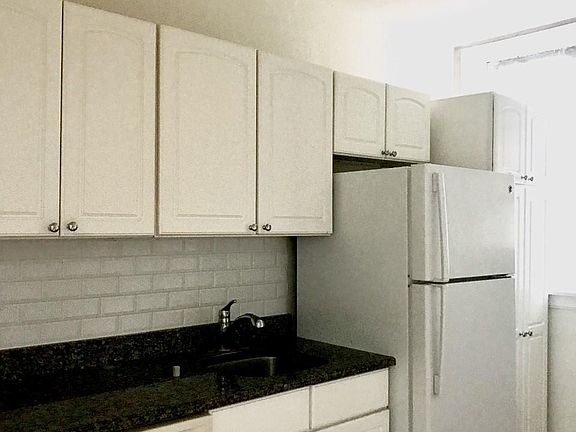 3rd image of 506 W Belden Ave