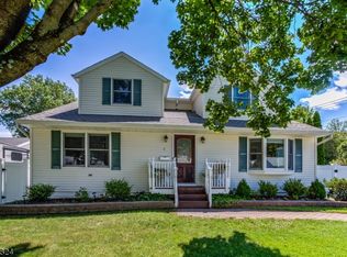 9 Carol Dr, Succasunna, NJ 07876