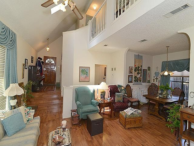 1st image of 829 Bentree Dr
