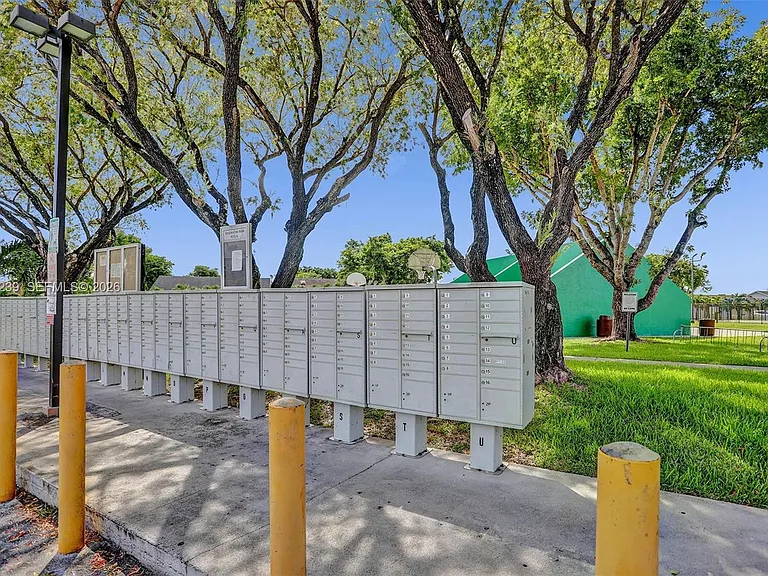 11529 SW 133rd Ter — Photo 36