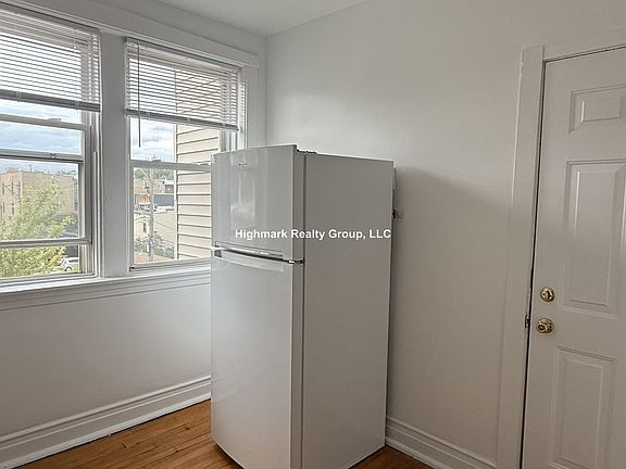5th image of 3052 W Berteau Ave #3B