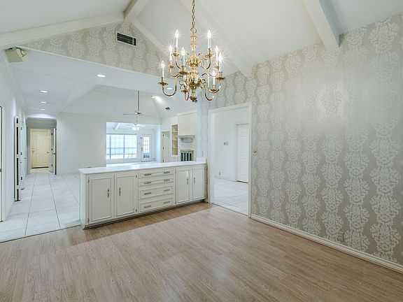 4th image of 3021 Chimney Hill Dr