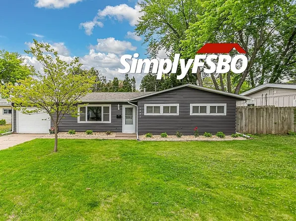 1441 Lakewood Dr, Bettendorf, IA 52722