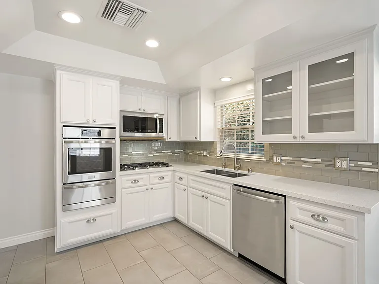 22055 Del Valle St — Photo 17