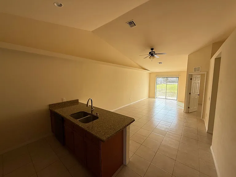 4131 SW 8th Pl #4131 — Photo 5