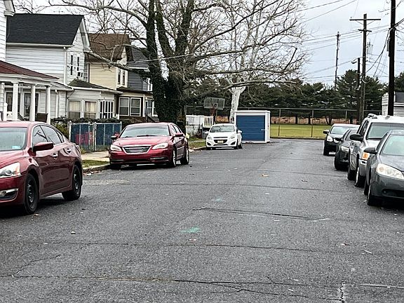 4th image of 46 Roosevelt St