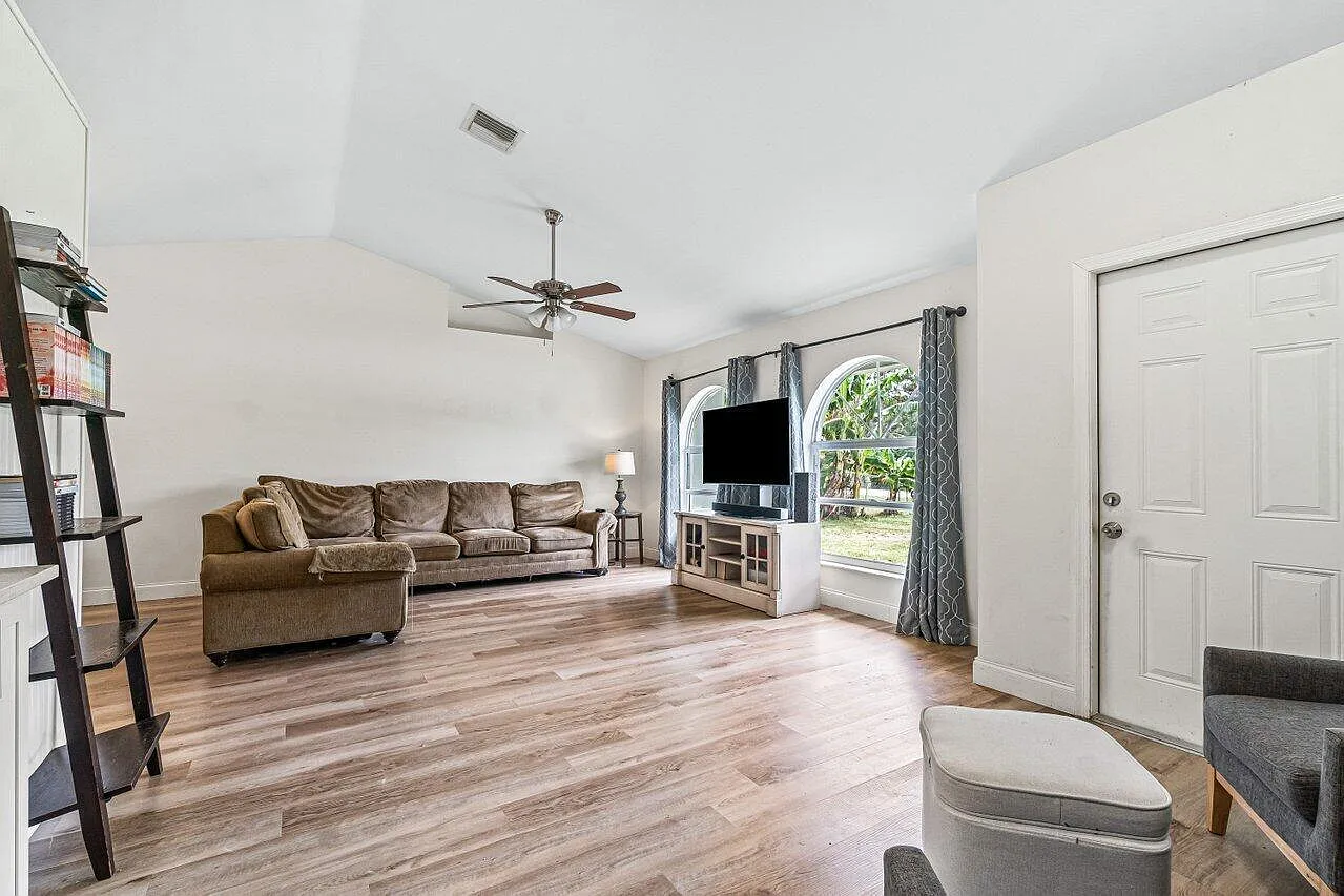 3 bed, 2.0 bath, 1557 sqft, $3,800 — Photo 3