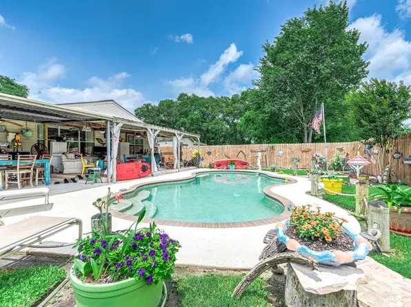 1107 S Main Street, Highlands, TX 77562