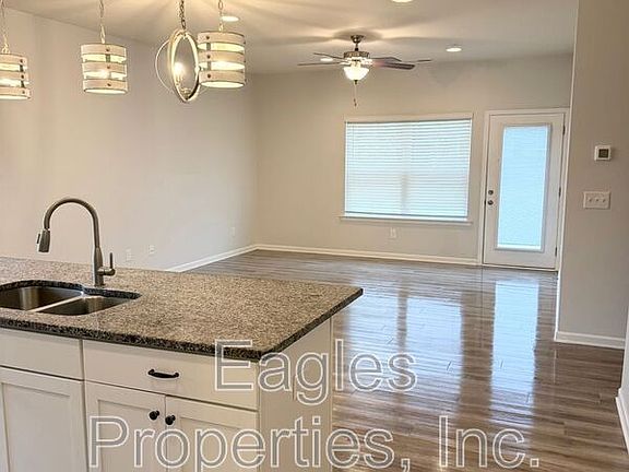 2nd image of 207 Timberline Oak Dr