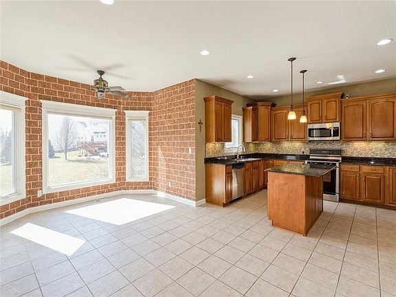 3rd image of 9524 Woodland Dr