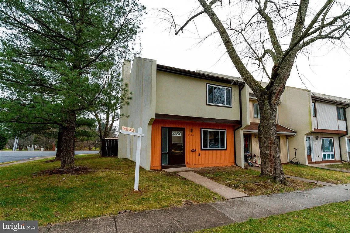 3 bed, 2.5 bath, 1240 sqft, $2,300 — Photo 1
