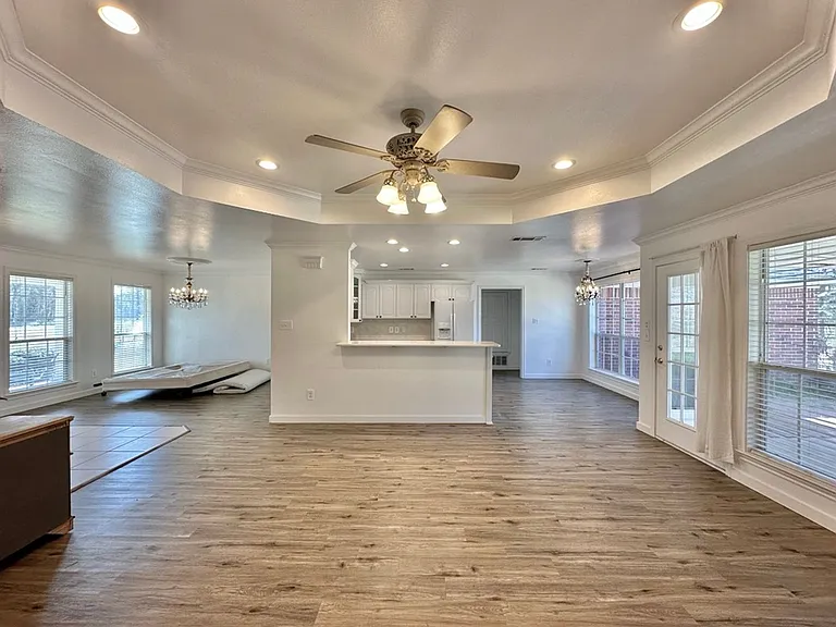 10191 FM 607 N — Photo 13