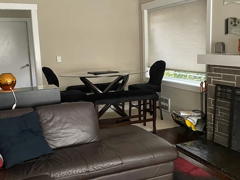 Dining table (seats 6-8 people)