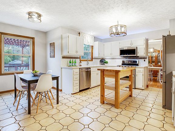 5th image of 2224 Scottingham Dr