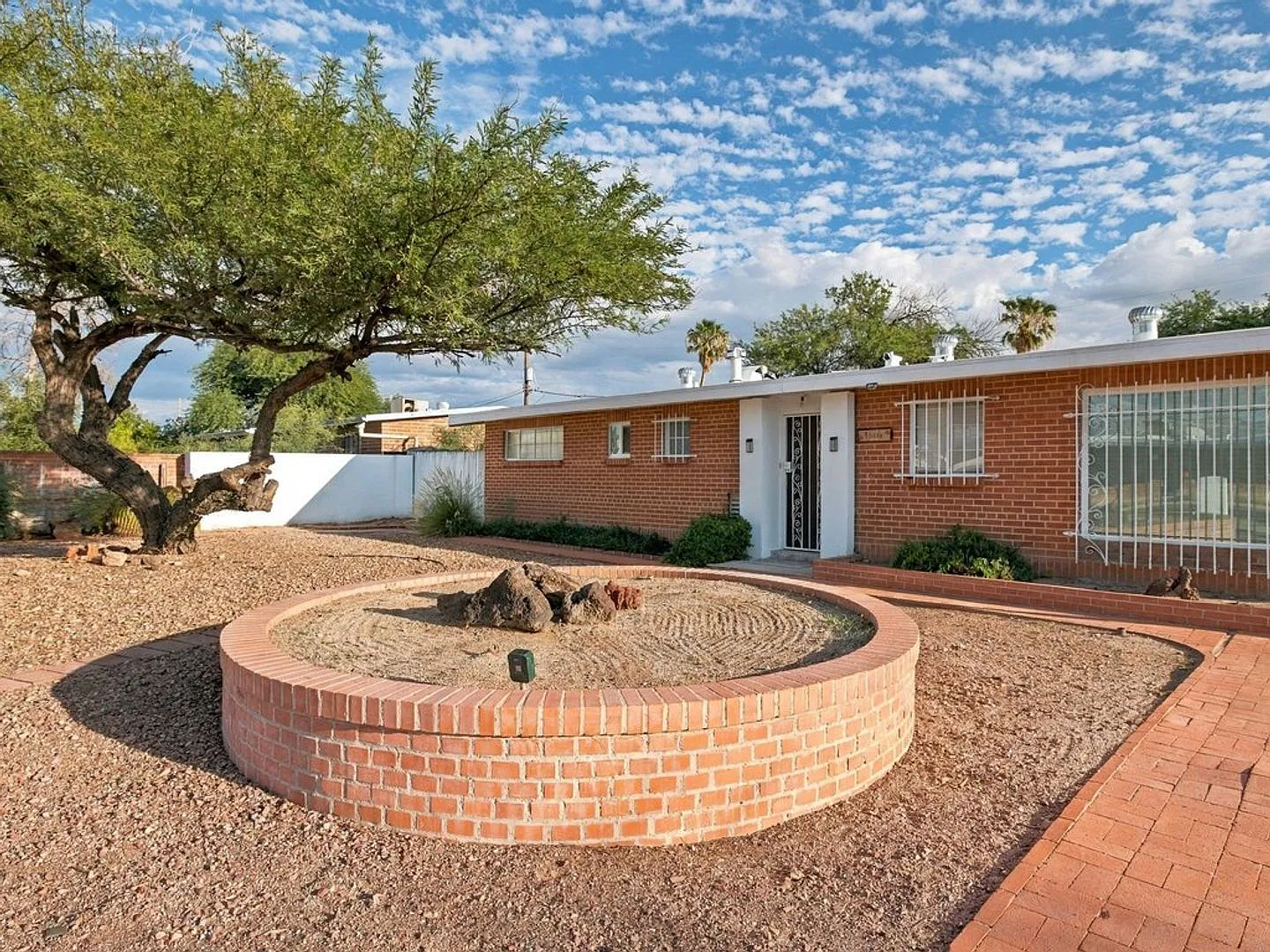 Spacious 3-Bedroom Home Near Shopping centers, Mall and Restaurants! — Photo 3
