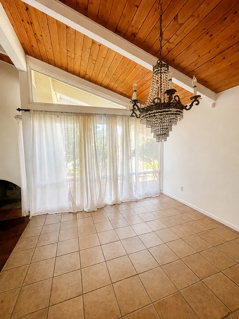 Spacious Single Living 4BR Pool Home in Fresno! — Photo 4
