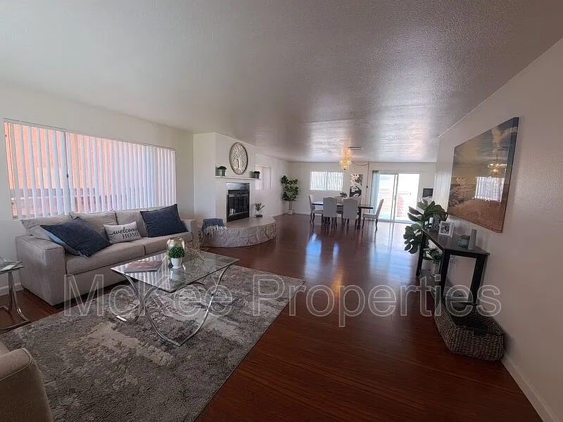 3 bed, 3.0 bath, 2000 sqft, $3,975 — Photo 3